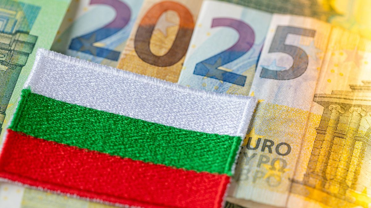 Rvačka ve sněmovně i strach ze zdražení. Nejchudší stát EU začal platit eurem